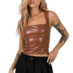 Brun lädertopp. En blond tjej poserar med en synlig tatuering på armen.